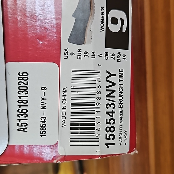 SKETCHERS GO WALK LOAFERS. Size 9 brand new, never worn, still in box. - Picture 6 of 7